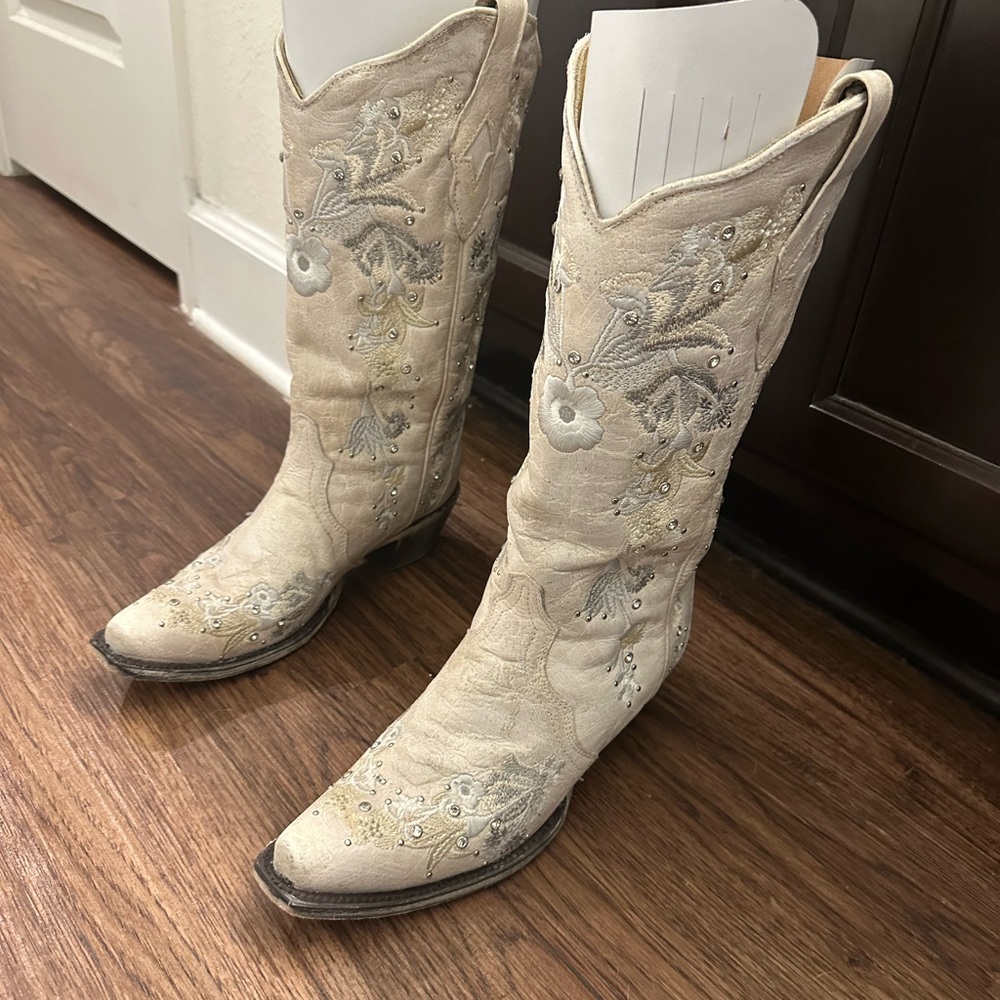 Embroidered Cream Western Boots